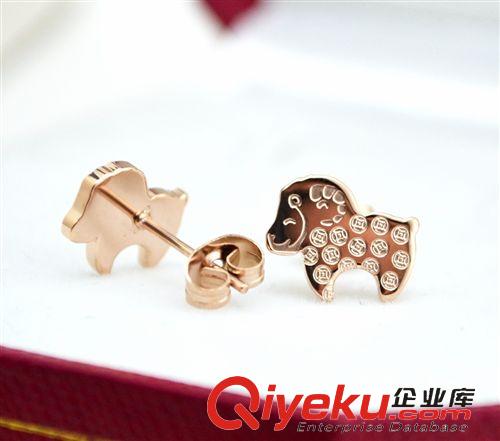 鈦鋼玫瑰金耳環(huán)  新年 時尚氣質 銅錢羊耳釘女鍍14K玫瑰金鈦鋼彩金 女生{za}耳釘