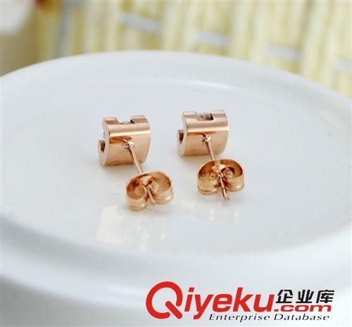 鈦鋼玫瑰金耳環  立體小方塊耳釘，簡約玫瑰金K金 鈦鋼耳環，批發價 耳釘批發