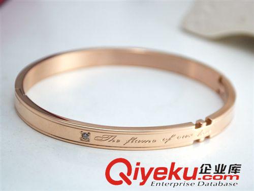 鈦鋼玫瑰金手鐲 廠家直銷特價(jià)時尚蝴蝶砂面四葉草手鐲女批發(fā)高品質(zhì)不退色玫瑰金