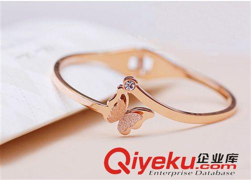 鈦鋼玫瑰金手鐲 廠家直銷特價(jià)時尚蝴蝶砂面四葉草手鐲女批發(fā)高品質(zhì)不退色玫瑰金原始圖片2