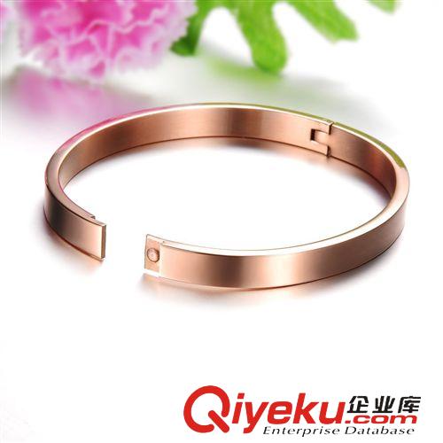 明星同款推薦 OPK 廠價手鐲批發 鑲鉆 玫瑰金十字架 女士鈦鋼手鐲 Bangle GH645