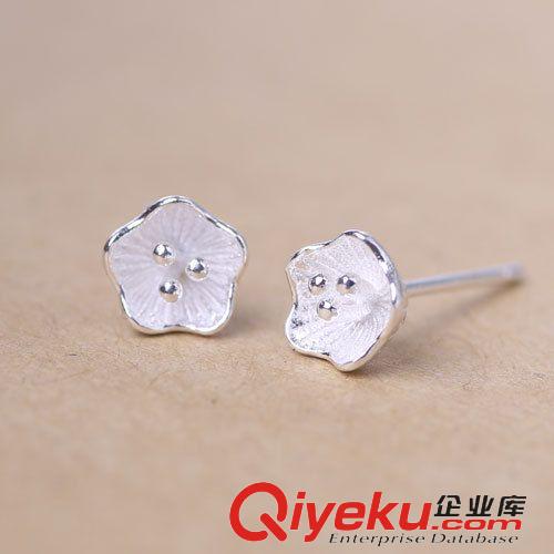 11月份新款更新 925純銀耳釘批發(fā) 素銀三花芯耳釘 女士款花朵耳飾 韓國(guó)飾品官網(wǎng)原始圖片2