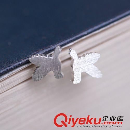 純銀耳釘專區(qū) 925純銀耳釘批發(fā) 素銀鴿子耳釘 不對(duì)稱小清洗耳飾 韓國(guó)飾品銀耳釘原始圖片3