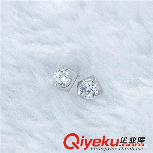 純銀耳扣 個(gè)性氣質(zhì)三角單鉆純銀耳釘S925純銀鑲鉆高檔百搭耳飾廠(chǎng)家批發(fā)原始圖片2