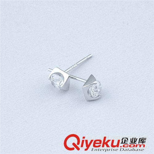 純銀耳扣 個(gè)性氣質(zhì)三角單鉆純銀耳釘S925純銀鑲鉆高檔百搭耳飾廠(chǎng)家批發(fā)原始圖片3