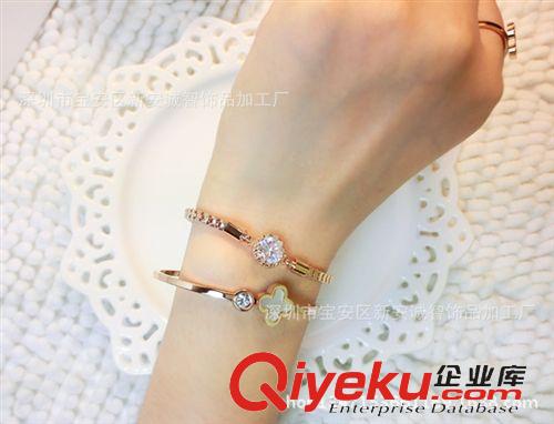 316鈦鋼 淘寶爆款鈦鋼鍍18K玫瑰金經(jīng)典四葉草花鉆手鐲手環(huán)女 工廠直批發(fā)