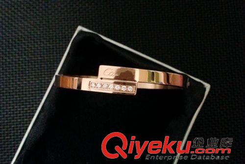 手鐲 歐洲站飾品 18K鈦鋼玫瑰金彩金手鐲 七鉆錯位手鐲 一件代發 批發