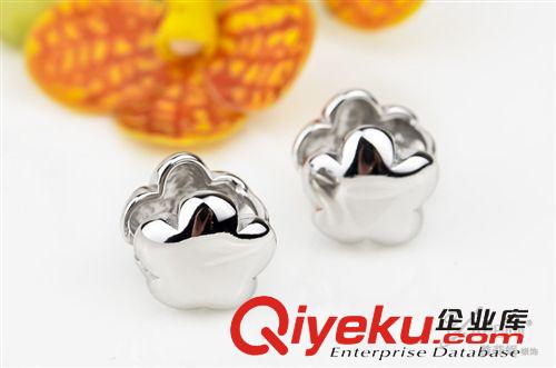 925純銀耳環(huán) s925純銀可愛氣質(zhì)光面梅花朵耳扣 韓版時(shí)尚飾品精品耳環(huán)廠家直銷原始圖片3