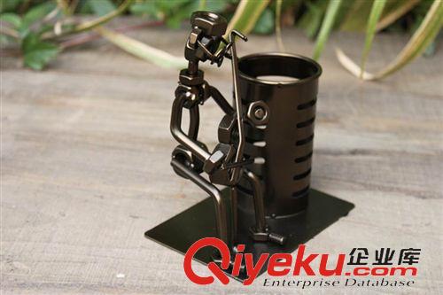 鐵藝筆筒,名片夾 現(xiàn)代音樂(lè)文藝 大提琴手 手工藝品原始圖片3