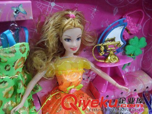 熱銷產(chǎn)品 小額玩 具混批芭芘娃娃11套衣服+大小芭 比各1+手 袋+小吹風+鞋2