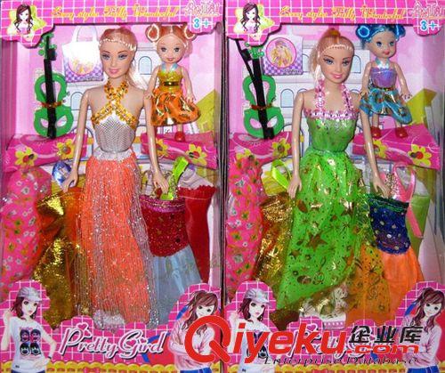 熱銷產(chǎn)品 小額玩 具混批芭芘娃娃11套衣服+大小芭 比各1+手 袋+小吹風+鞋2