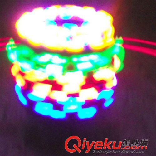 陀螺 廠家供應(yīng)爆款七彩仿木質(zhì)音樂陀螺//發(fā)光玩具/小孩子/地?cái)傌浽磁l(fā)