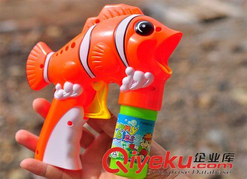 泡泡玩具 爆款 大號手動環保海豚小丑魚泡泡槍 雙瓶水 燈光吹泡泡夏季熱銷原始圖片2