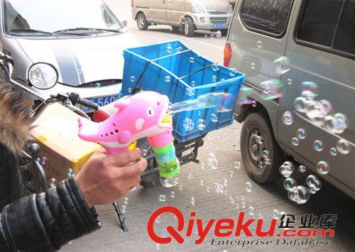 泡泡玩具 爆款 大號手動環保海豚小丑魚泡泡槍 雙瓶水 燈光吹泡泡夏季熱銷原始圖片3