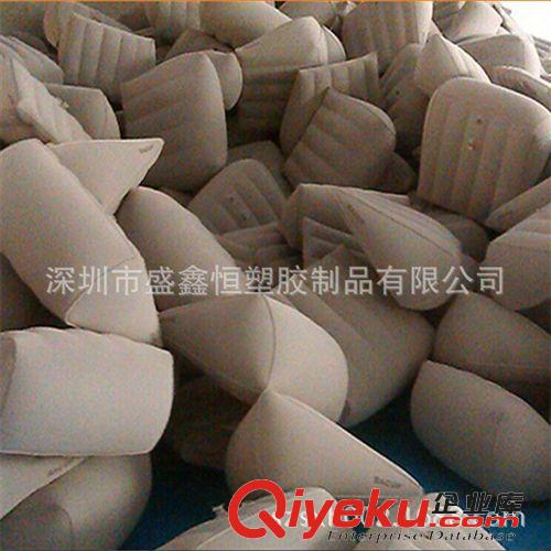 充氣三角墊，沙灘靠枕  廠家供應PVC植絨充氣三角形枕頭 吹氣枕