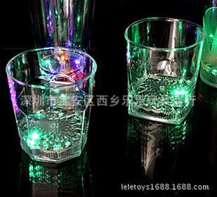 廠家直銷 套圈圈用品 發(fā)光杯子 發(fā)光LED 亞克力七彩杯子 酒杯 水杯批發(fā)套圈專用小夜燈