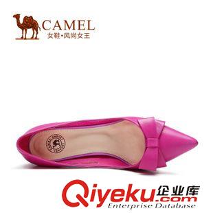 時尚單鞋 Camel駱駝 尖頭頭層混種羊皮蝴蝶花飾酒杯跟女單鞋 A51184600原始圖片2