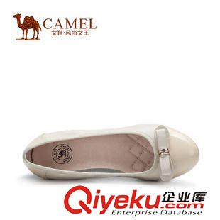 時尚單鞋 Camel駱駝女鞋 優雅圓頭坡跟水染牛皮牛漆皮蝴蝶 A51058600原始圖片2