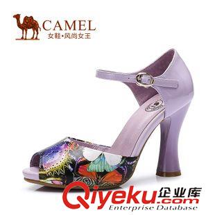 涼鞋 camel駱駝女涼鞋 夏季新款休閑牛皮防水臺(tái)坡跟涼鞋81037605