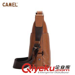 時(shí)尚休閑包 camel駱駝?lì)^層牛皮休閑單肩包男包時(shí)尚潮包男士斜挎包MB124031原始圖片3