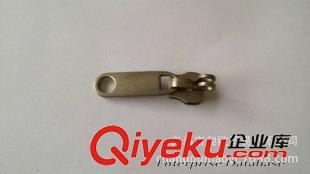 精品推薦 專業(yè)供應(yīng) 5號(hào)帶鎖拉頭 金屬服裝服飾拉鏈頭原始圖片3