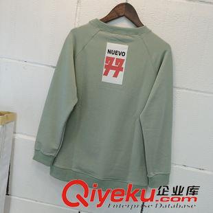 實體店拿貨爆款 韓國學(xué)院風(fēng)秋季新款2015簡單字母開叉不規(guī)則圓領(lǐng)套頭衛(wèi)衣2色批發(fā)原始圖片3