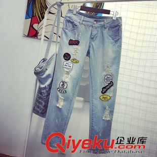  牛仔褲 日單夏季新款徽章字母貼布破洞磨白中腰顯瘦小腳女士牛仔褲 批發原始圖片2