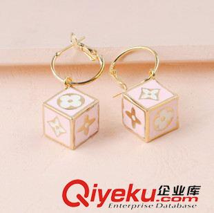 網絡爆款耳釘 韓版小清新花朵水鉆字母D不規則耳釘 韓國耳環zp配飾女