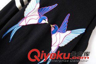 ★10月7號新款更新 2015秋冬新款貼標(biāo)后背飛鳥刺繡拼色中長款立領(lǐng)針織開衫外套 女原始圖片3
