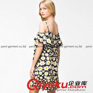 2015年4月上新 2015春夏新款時(shí)尚俏皮雛菊印花寬松綁吊帶雪紡連衣裙露肩露背短裙原始圖片3