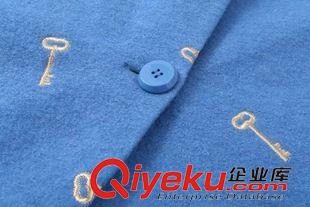 10月16號 周五上新 琪 2015秋冬新品中長款鑰匙繡花大翻領繭型藍色羊毛呢大衣外套女原始圖片3