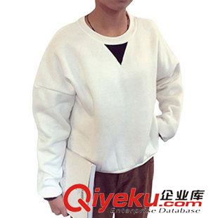 2015-10-07 簡(jiǎn)約設(shè)計(jì)黑白色圓領(lǐng)套頭抓絨女衛(wèi)衣 三角拼色dp原始圖片2