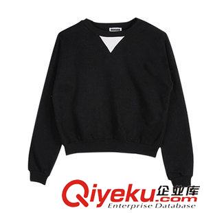 2015-10-07 簡(jiǎn)約設(shè)計(jì)黑白色圓領(lǐng)套頭抓絨女衛(wèi)衣 三角拼色dp原始圖片3