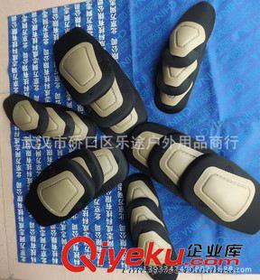 護(hù)膝護(hù)肘、戰(zhàn)術(shù)背心 青蛙服護(hù)具戰(zhàn)術(shù)護(hù)膝護(hù)肘 我是特種兵火鳳凰迷彩服騎行CS野戰(zhàn)裝備原始圖片2