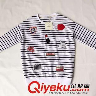 秋款8月下旬  15秋季新款 個(gè)性唇印數(shù)字手指刺繡條紋寬松休閑百搭條紋衛(wèi)衣原始圖片2