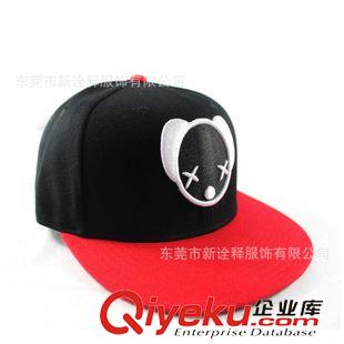 嘻哈帽 東莞實(shí)體工廠紅黑拼色嘻哈棒球帽 抽象熊貓刺繡平板帽鴨舌帽定做原始圖片3
