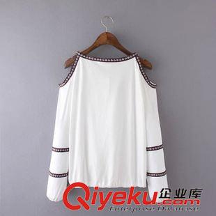 15年9月6-10 時尚民族風(fēng)秋款 女士月牙形花朵刺繡露肩包邊長袖襯衫10TB-9.275原始圖片3