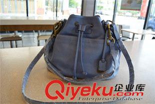 5月新品3 外貿(mào)女孩單肩斜跨多功能水桶型牛皮包包