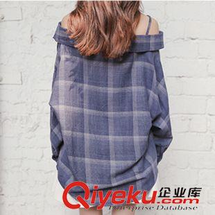 9月10號新款發(fā)布 2015秋新一字領(lǐng)露肩吊帶格子長袖棉麻襯衫 P518原始圖片3