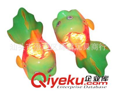 創(chuàng)意精品玩具 拉線玩具魚 1元玩具批發(fā) 燈光小金魚 卡通拉線發(fā)光玩具 裝糖 贈(zèng)品