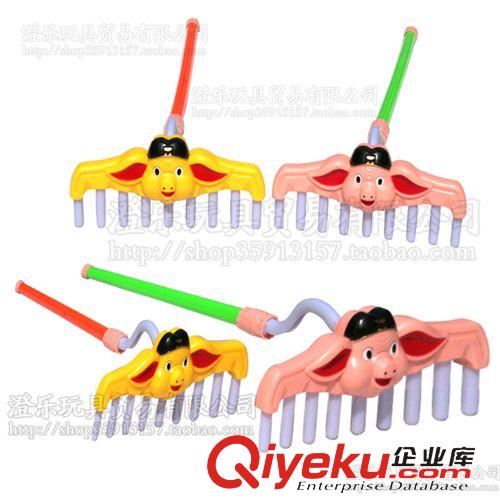 閃光玩具 動漫影視主題玩具發(fā)光玩具批發(fā)發(fā)光豬八戒釘耙?guī)б魳窡艄夂锔缥襾碓紙D片3
