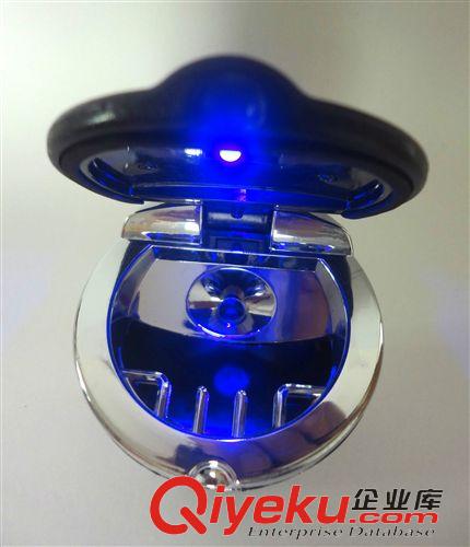 車載系列產(chǎn)品 新款車載煙灰缸帶藍(lán)色LED燈 4S007煙灰缸 車用煙灰缸 車內(nèi)置物盒原始圖片3