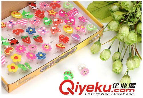 模型玩具 新款創(chuàng)意軟膠閃光 卡通變色發(fā)光戒指  地?cái)偀豳u兒童玩具批發(fā)原始圖片3