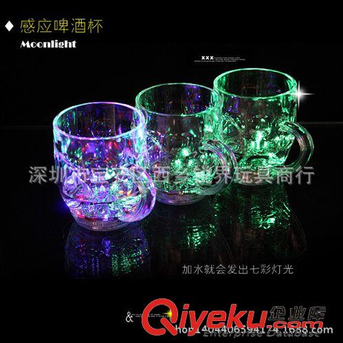 塑料、樹脂工藝品 創(chuàng)意發(fā)光感應水杯 LED閃光水杯 發(fā)光杯子 塑料水杯禮品批發(fā)135