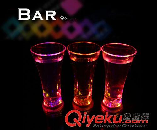 塑料、樹脂工藝品 批發(fā)水感應酒杯 LED發(fā)光水杯 果汁杯 創(chuàng)意酒杯 閃光水杯 塑料水杯原始圖片2