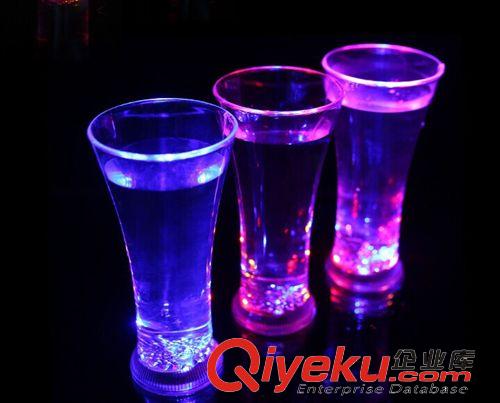 塑料、樹脂工藝品 批發(fā)水感應酒杯 LED發(fā)光水杯 果汁杯 創(chuàng)意酒杯 閃光水杯 塑料水杯原始圖片3