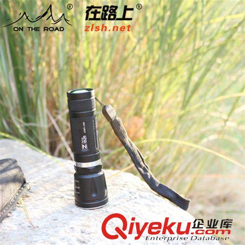 戶外用品 在路上Z821 光學(xué)玻璃變焦 迷你充電遠(yuǎn)射強(qiáng)光手電筒 L2 T6戶外防水原始圖片2