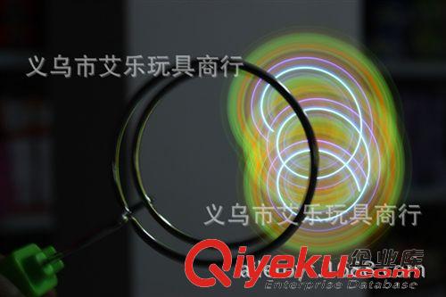 2014年新產(chǎn)品 夜市好賣產(chǎn)品  炫酷飛舞陀螺新款音樂閃光魔幻磁性旋轉(zhuǎn)玩具陀螺原始圖片3