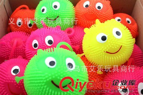 發光玩具 供應國內夜市熱銷發光玩具 義烏小商品 閃光大號笑臉彈力細毛球