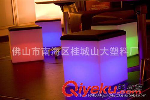滾塑加工 {zx1}款發(fā)光家具 遙控7彩可充電 超沉重 led發(fā)光方凳原始圖片2